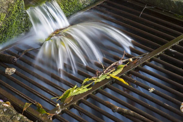 Wazig Schot Van Beweging Van Water Spatten Grid — Stockfoto