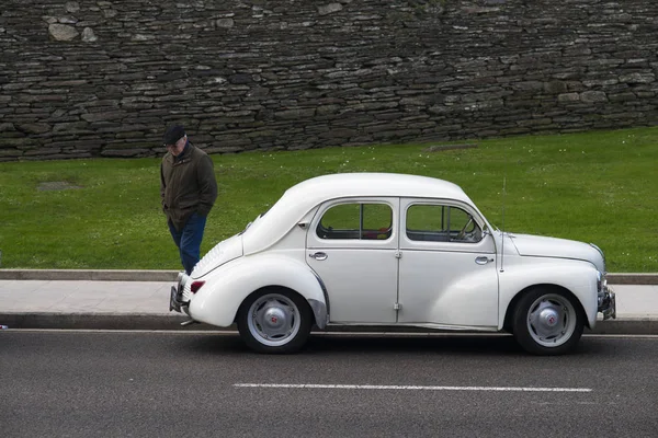 Senior Homme Debout Par Voiture Rétro Blanche — Photo