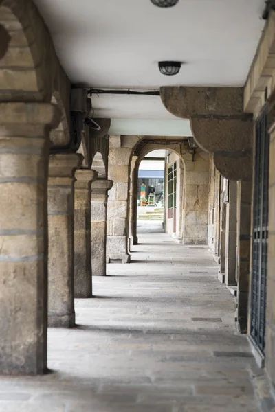 Vista Del Túnel Por Edificio Antiguo Con Pilares —  Fotos de Stock