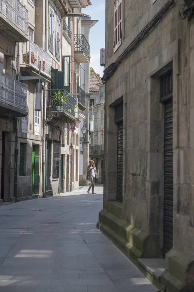 Vista Trasera Mujer Caminando Calle Estrecha —  Fotos de Stock