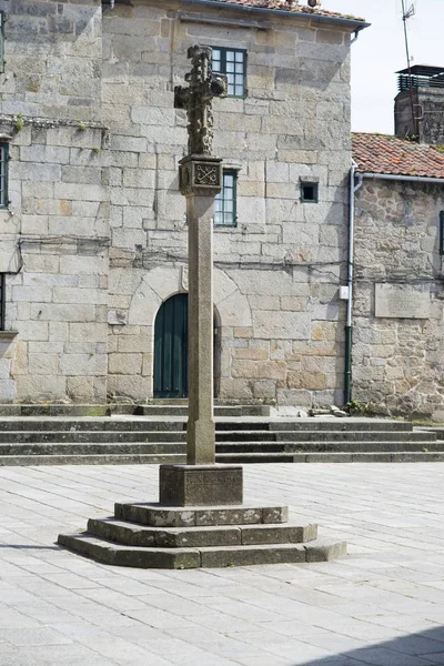Vieux Pilier Avec Croix Chrétienne Par Ancien Bâtiment — Photo
