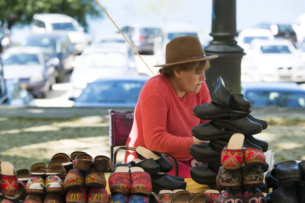 Mujer Vendiendo Zapatos Hechos Mano Calle — Foto de Stock