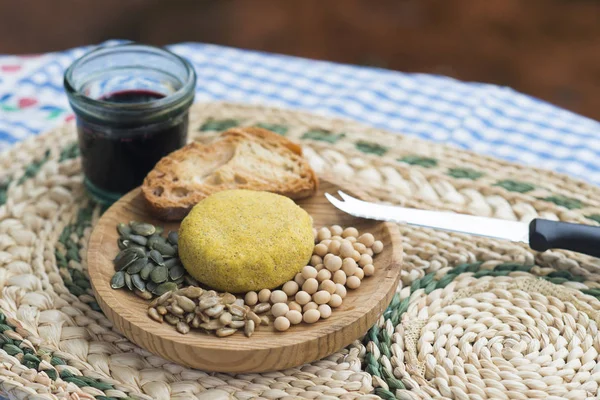 Brödskivorna Med Kikärtor Förrätt Träplatta — Stockfoto