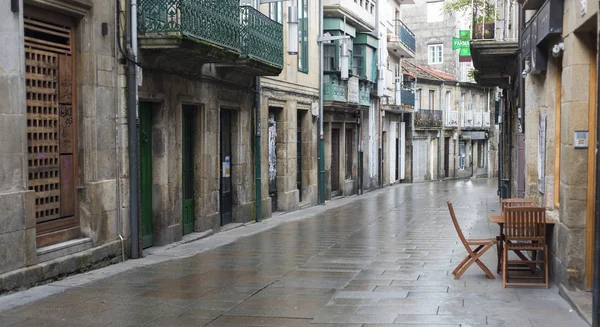 Calle Estrecha Con Pequeñas Sillas Madera Mesa —  Fotos de Stock