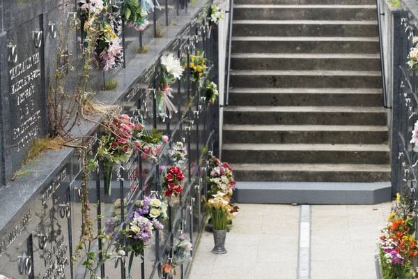 Cementerio Con Armarios Varios Ramos Flores — Foto de Stock