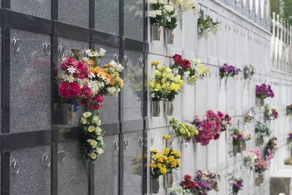 Cementerio Con Armarios Varios Ramos Flores — Foto de Stock