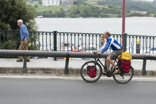 Мужчина Велосипеде Старик Идущий Дороге Вдоль Реки — стоковое фото