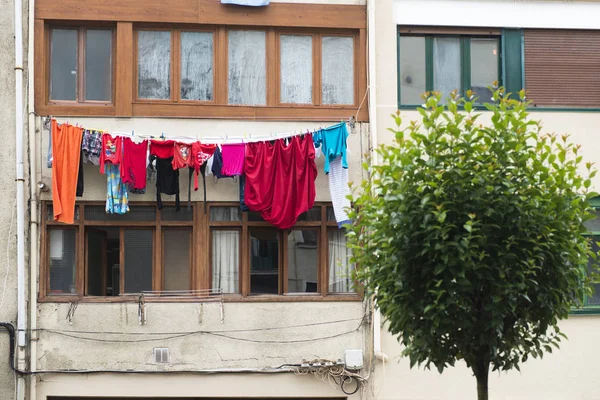 Wet Clothes Hanging Balcony Tree Foreground — Stock Photo, Image