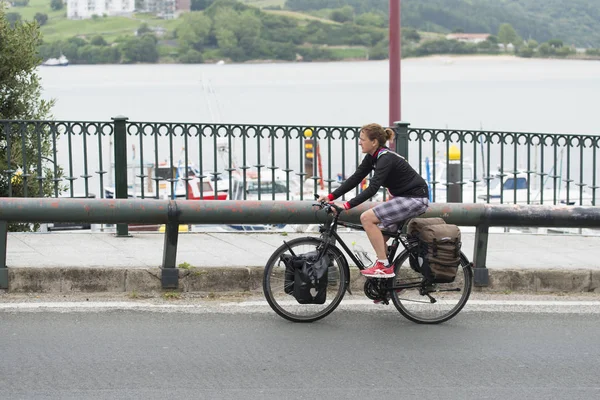 Mulher Andando Bicicleta Estrada Por Rio — Fotografia de Stock