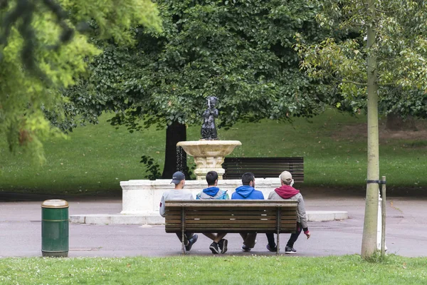 Company Friends Sitting Bench City Park — Stock Photo, Image