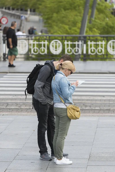 Turistas Pareja Buscando Mapa Calle Ciudad — Foto de Stock