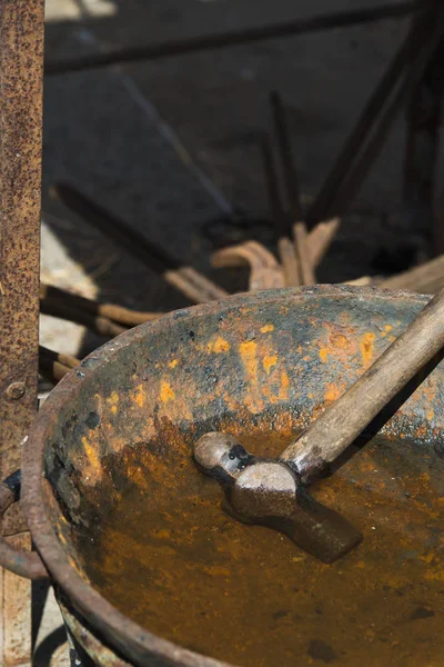 金属制品锤在容器与水 — 图库照片