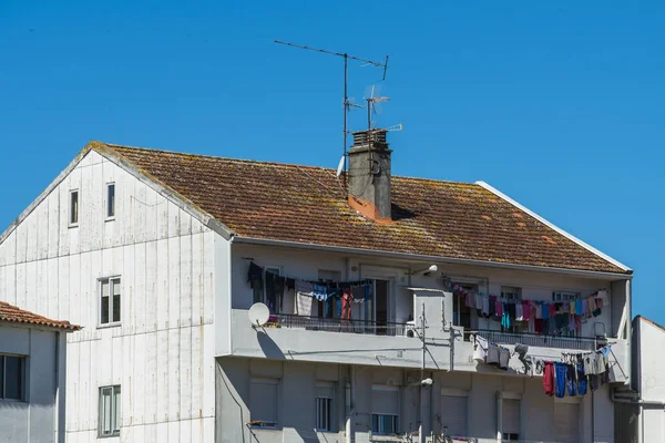 Residentieel Gebouw Met Kleren Drogen Bij Balkons — Stockfoto