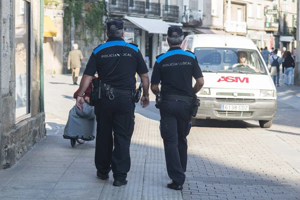 Vue Arrière Des Policiers Dans Rue Ville — Photo