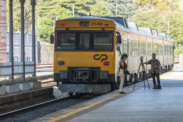 Operador Mulher Com Microfone Estação Trem — Fotografia de Stock