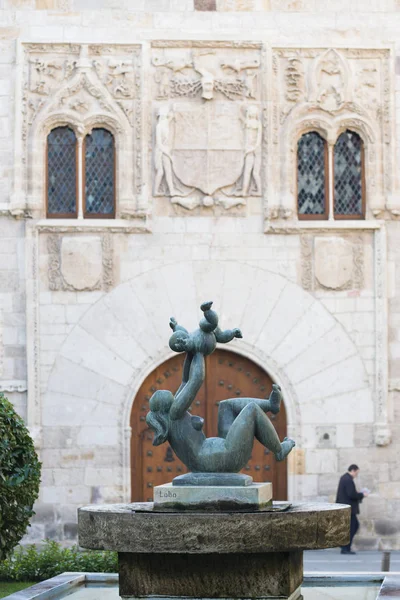 喷泉雕塑与老正宗建筑立面在背景 — 图库照片