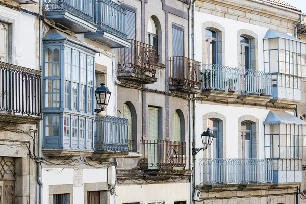 Antigua Fachada Auténtica Del Edificio Con Balcones — Foto de Stock