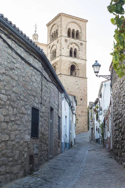 Calle Estrecha Con Farolillos Torre Antigua — Foto de Stock