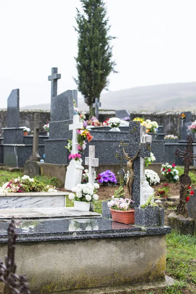 十字架と墓地のシーンで花を持つ様々 — ストック写真
