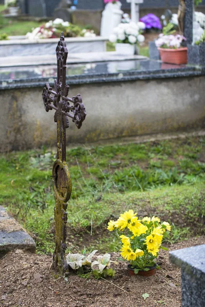 Croix Ornée Métal Avec Des Fleurs Jaunes — Photo