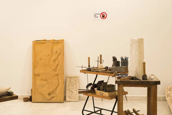 Werkstatt Mit Werkzeugen Regalen Und Kunstobjekten — Stockfoto