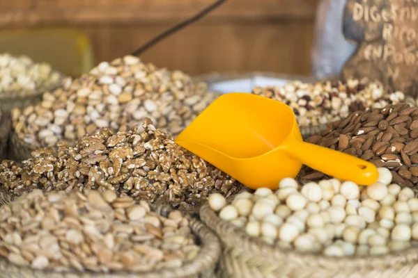 Korgar Med Olika Nötter Och Gula Scoop — Stockfoto