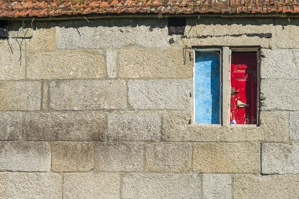 Fenster Sonnenbeschienener Hausfassade Eingeschlagen — Stockfoto