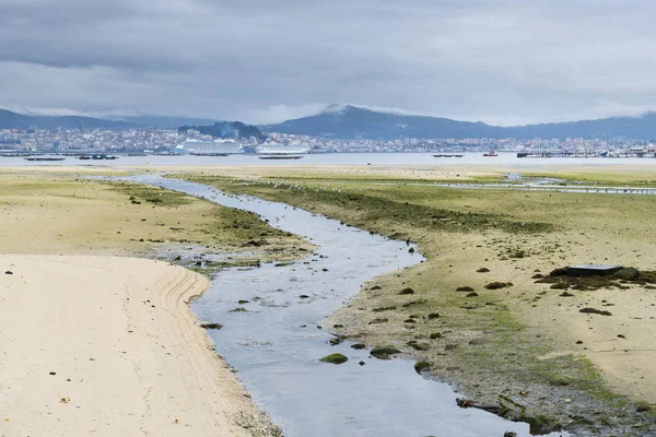 Creek Uzak Tepeleri Ile Sarma Doğal Görünümü — Stok fotoğraf