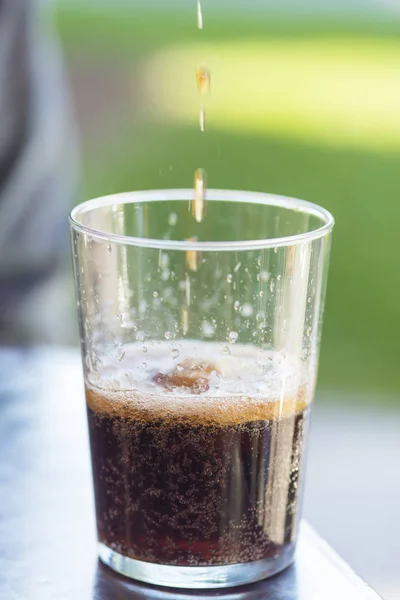 Bebida Cola Pingando Vidro Com Gelo — Fotografia de Stock