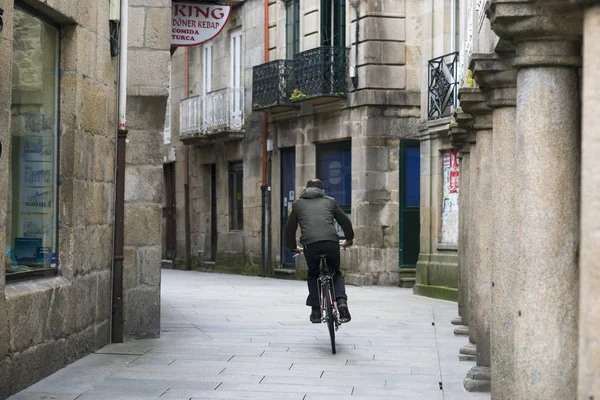 Homem Caminha Bicicleta Uma Rua Pontevedra Espanha — Fotografia de Stock