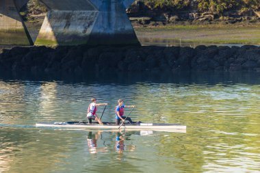 Pontevedra (İspanya Lerez nehrinde Kano bazı gençlerin pratik)