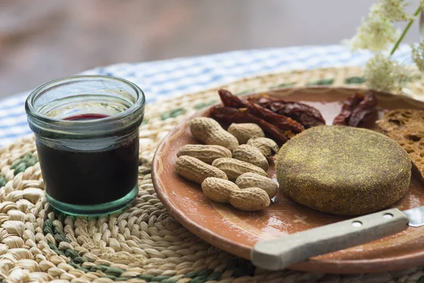 Tabell Med Platta Vegan Ost Och Ett Glas Vin — Stockfoto