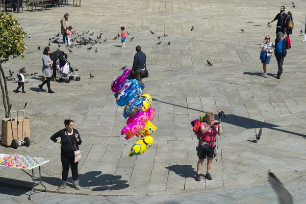 Bir Kadın Bir Meydanda Pontevedra Spanya Balonlarda Satıyor — Stok fotoğraf