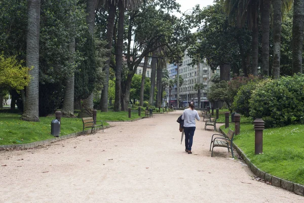Una Mujer Camina Por Parque Pontevedra España — Foto de Stock