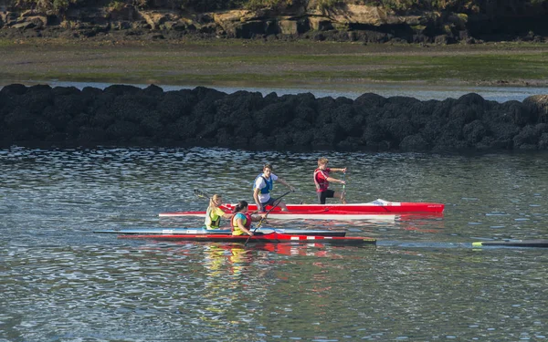 Einige Junge Leute Üben Sich Kanufahren Auf Dem Fluss Lerez — Stockfoto