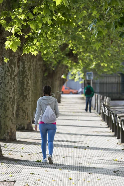 Eine Frau Die Einer Straße Von Pontevedra Spanien — Stockfoto