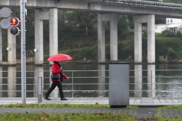 Uma Mulher Com Guarda Chuva Andando Dia Chuvoso — Fotografia de Stock