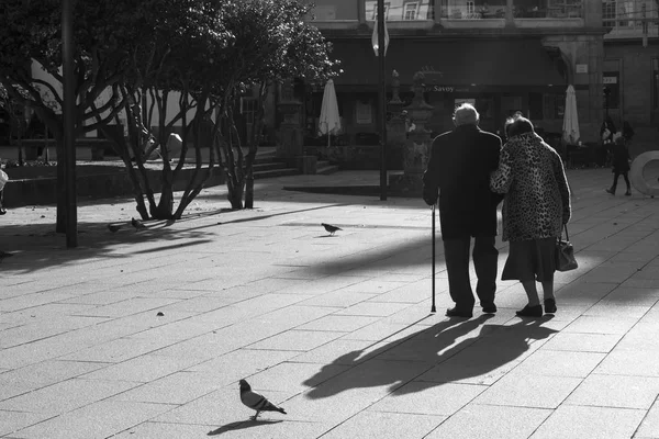 Doi Bătrâni Merg Stradă — Fotografie, imagine de stoc