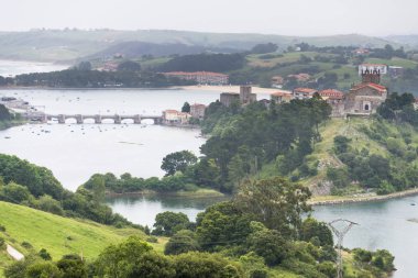 eski taş binalar ve nehir Köprüsü ile yeşil sahne