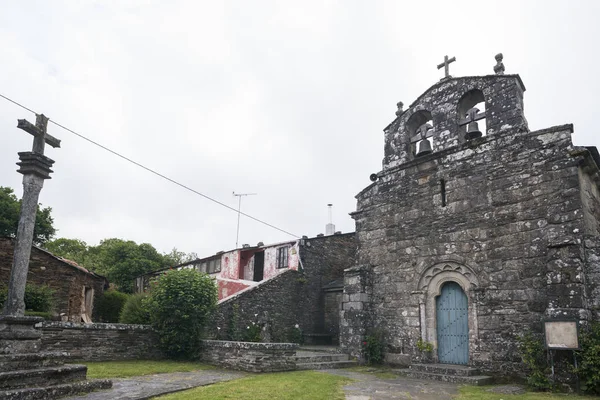 Vieux Bâtiment Pierre Avec Croix Croix Sculpture Près Lui — Photo