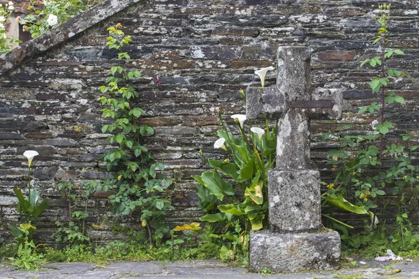 Kamienny Krzyż Rzeźby Przez Stary Kamienny Mur — Zdjęcie stockowe