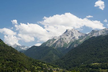 doğal taş görünümünü, yeşil ve bulutlu gökyüzü