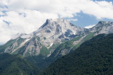 doğal taş görünümünü, yeşil ve bulutlu gökyüzü