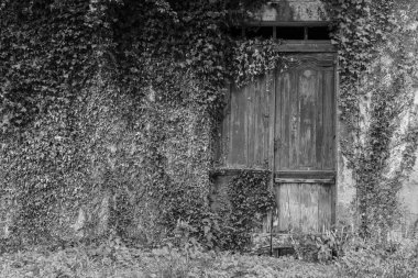 Bina ahşap pencere, siyah ve beyaz ile terk edilmiş