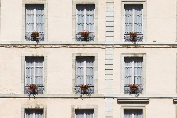 Vista Frontal Fachada Del Edificio Con Ventanas Flores —  Fotos de Stock