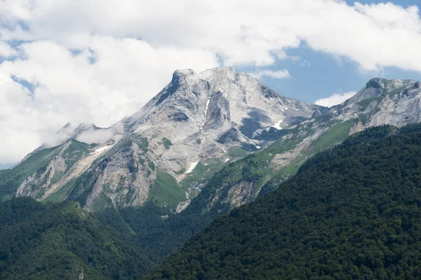 doğal taş görünümünü, yeşil ve bulutlu gökyüzü