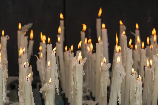 Primer Plano Plano Viejas Velas Encendidas — Foto de Stock