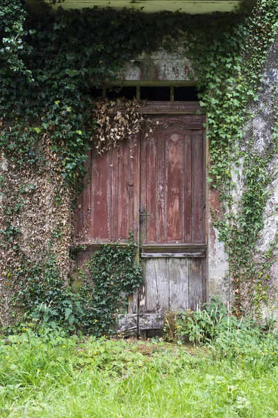 Staré Opuštěné Budově Dřevěným Oknem — Stock fotografie