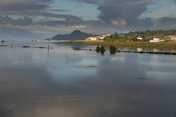 Beau Ciel Nuageux Reflétant Dans Eau — Photo