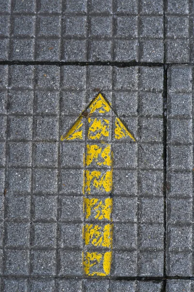 Ulice Dlaždice Malovanými Žlutá Šipka — Stock fotografie